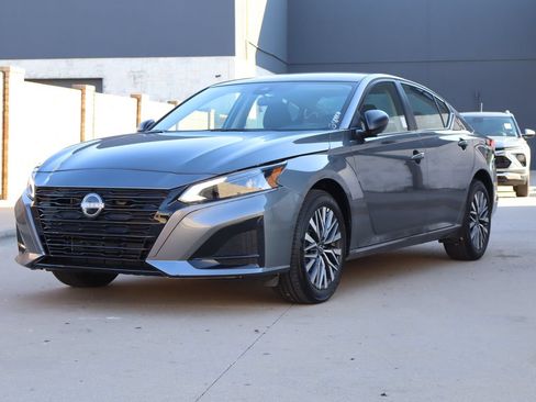 Used 2026 Nissan Altima 2.5 SV AWD/4WD image 2
