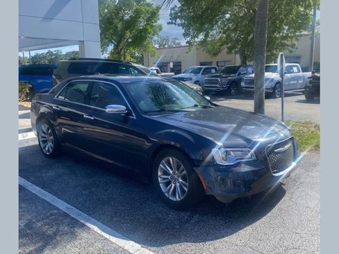 Used 2017 Chrysler 300 C RWD image 1