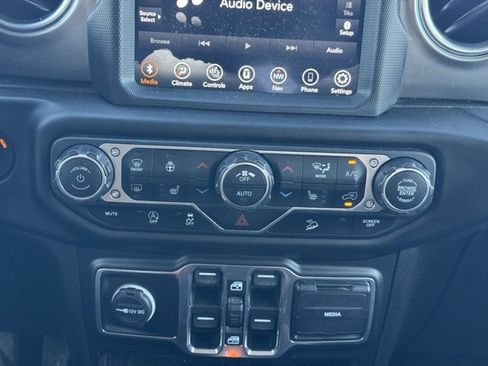 Used 2020 Jeep Wrangler Unlimited Sahara image 22