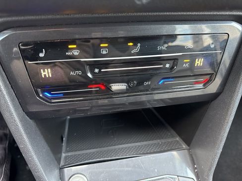 Used 2024 Volkswagen Tiguan SE image 37