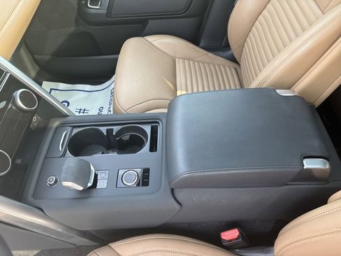 Used 2023 Land Rover Discovery Metropolitan Edition image 13