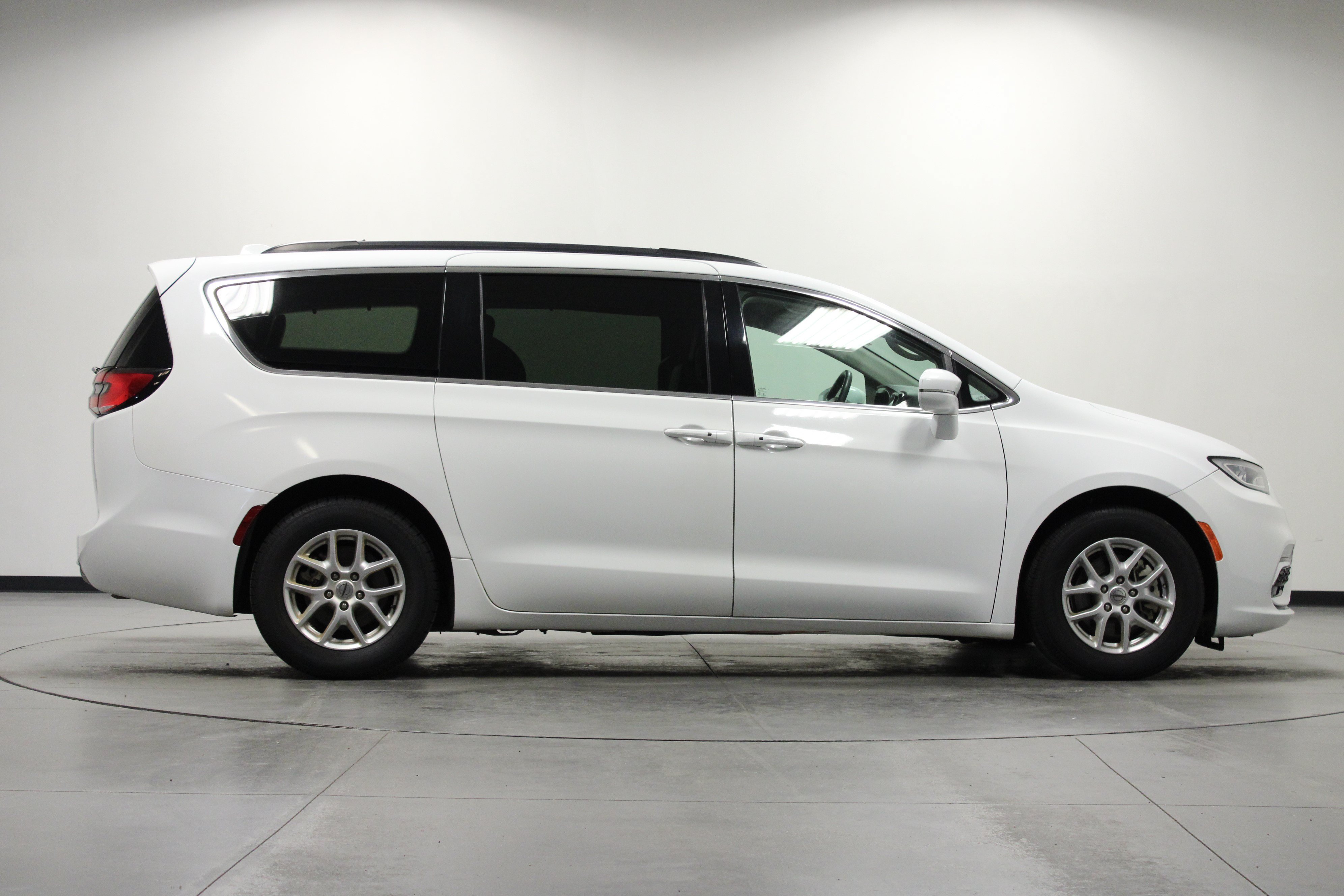 Used 2022 Chrysler Pacifica Touring-L FWD image 3