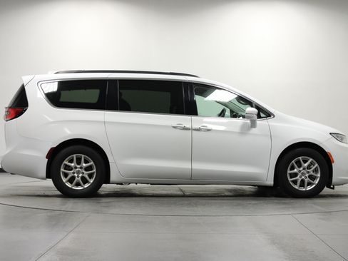 Used 2022 Chrysler Pacifica Touring-L FWD image 3