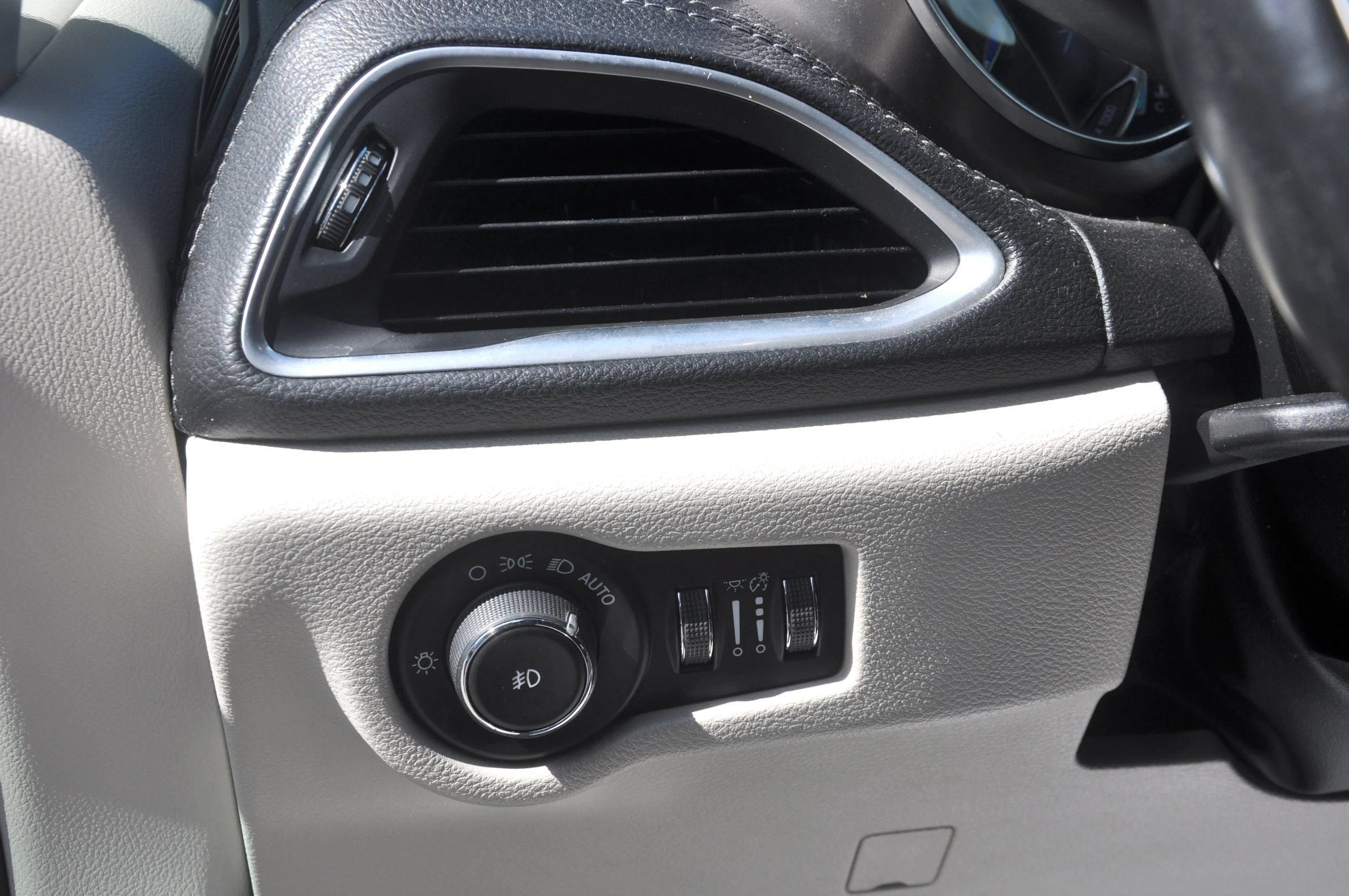 Used 2018 Chrysler Pacifica Limited FWD image 38