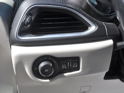 Used 2018 Chrysler Pacifica Limited FWD image 38