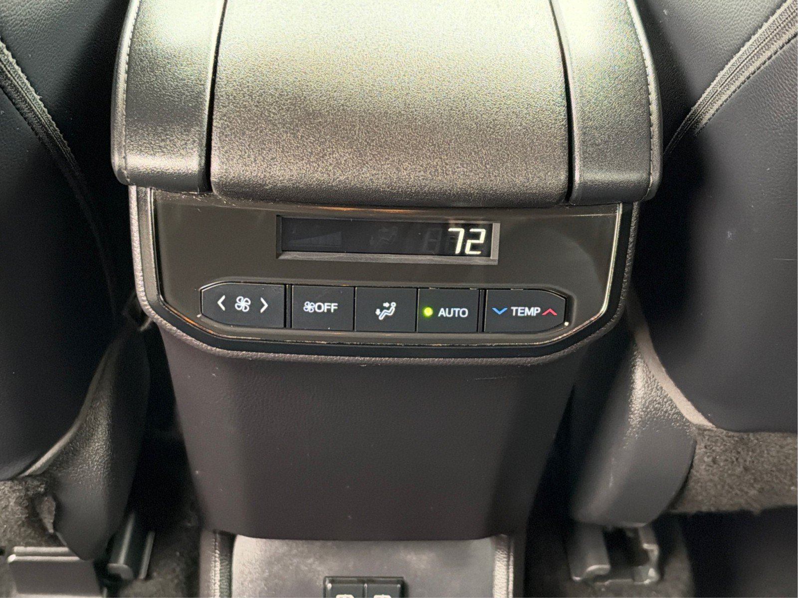 Used 2021 Toyota Highlander XLE AWD/4WD image 21