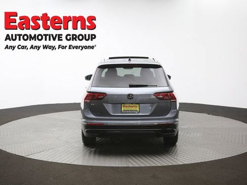 Used 2022 Volkswagen Tiguan SE w/ Panoramic Sunroof Package image 37