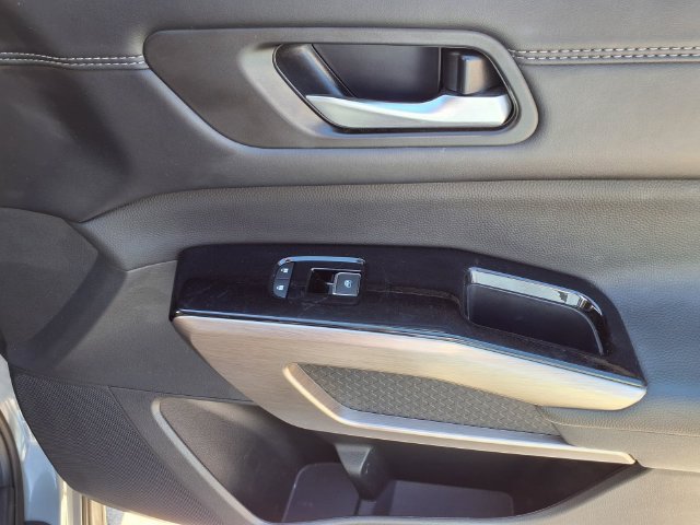 Certified 2025 Nissan Pathfinder Platinum FWD image 31
