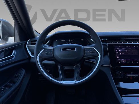 New 2025 Jeep Grand Cherokee Laredo image 12