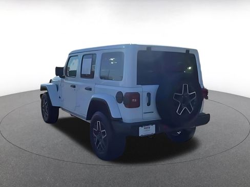 Used 2025 Jeep Wrangler Sahara image 16