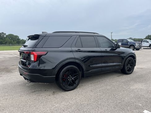 Used 2025 Ford Explorer ST AWD/4WD image 2
