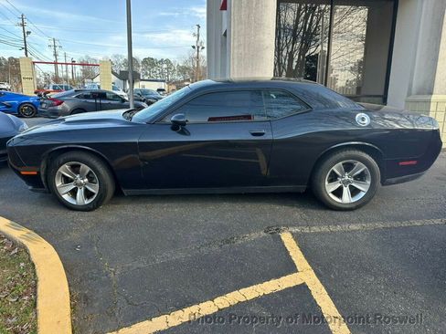 Used 2016 Dodge Challenger SXT image 7