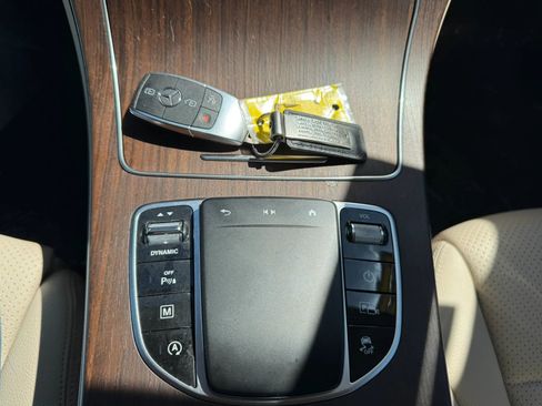 Used 2021 Mercedes-Benz GLC 300 4MATIC w/ Premium Package image 16