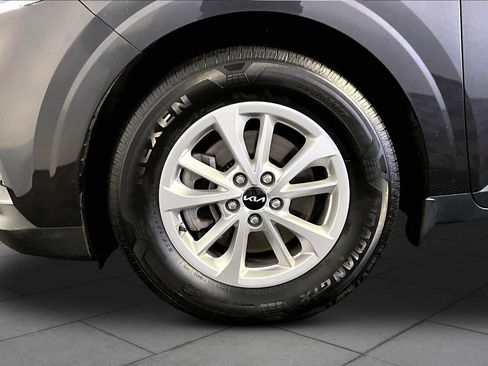 Used 2023 Kia Carnival LX FWD image 11