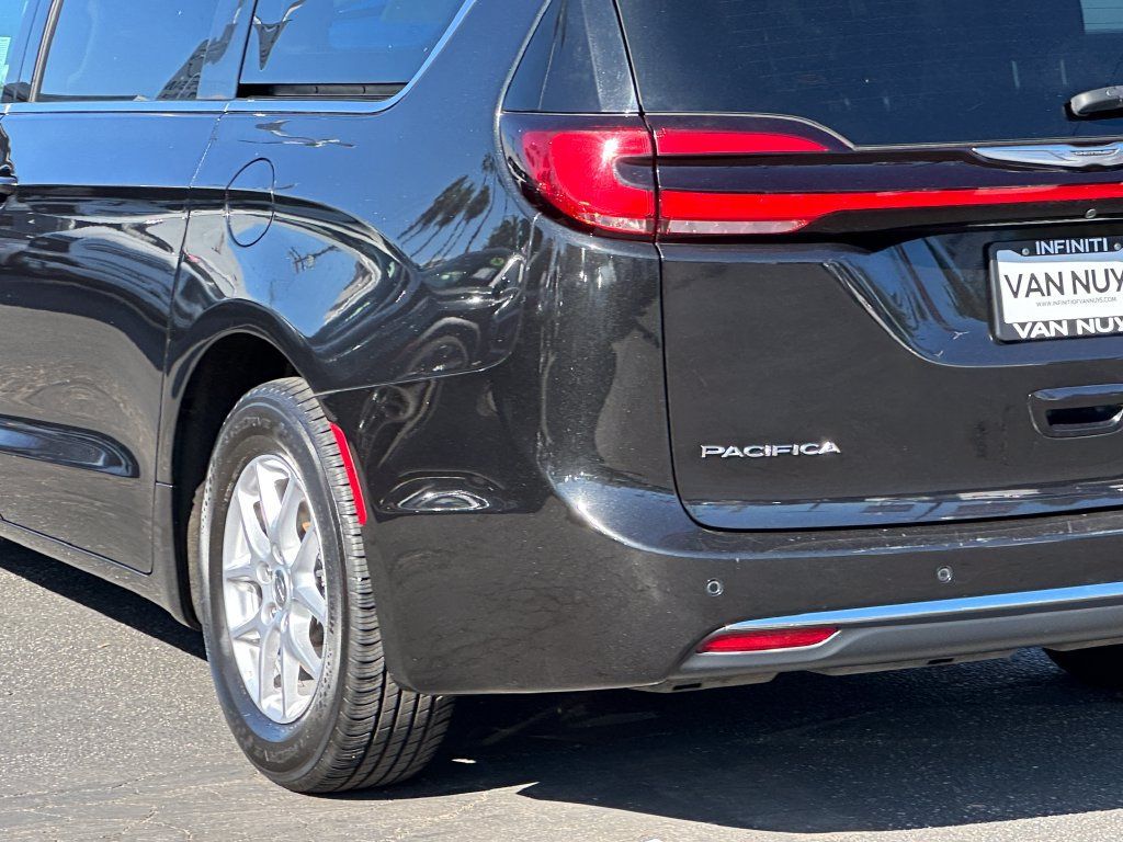 Used 2023 Chrysler Pacifica Touring-L FWD image 5