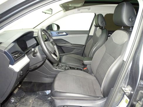 Used 2022 Volkswagen Taos SE w/ Panoramic Sunroof Package image 11