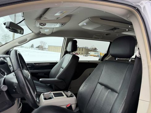 Used 2015 Chrysler Town & Country Touring w/ Driver Convenience Group image 19