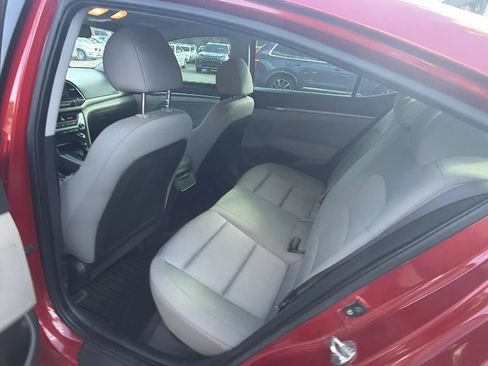 Used 2017 Hyundai Elantra SE image 19