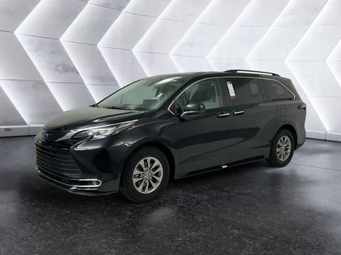 Used 2024 Toyota Sienna XLE image 3