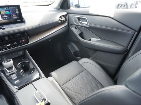 Used 2024 Nissan Rogue Platinum image 17