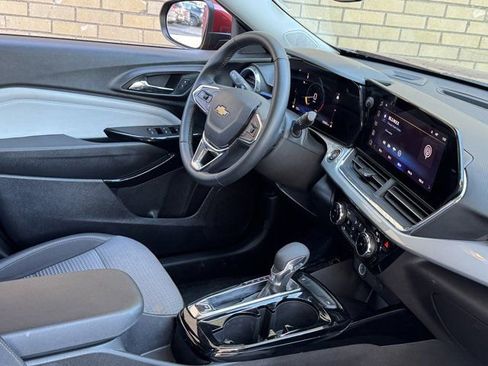 Used 2025 Chevrolet Trax LT w/ LT Convenience Package image 8