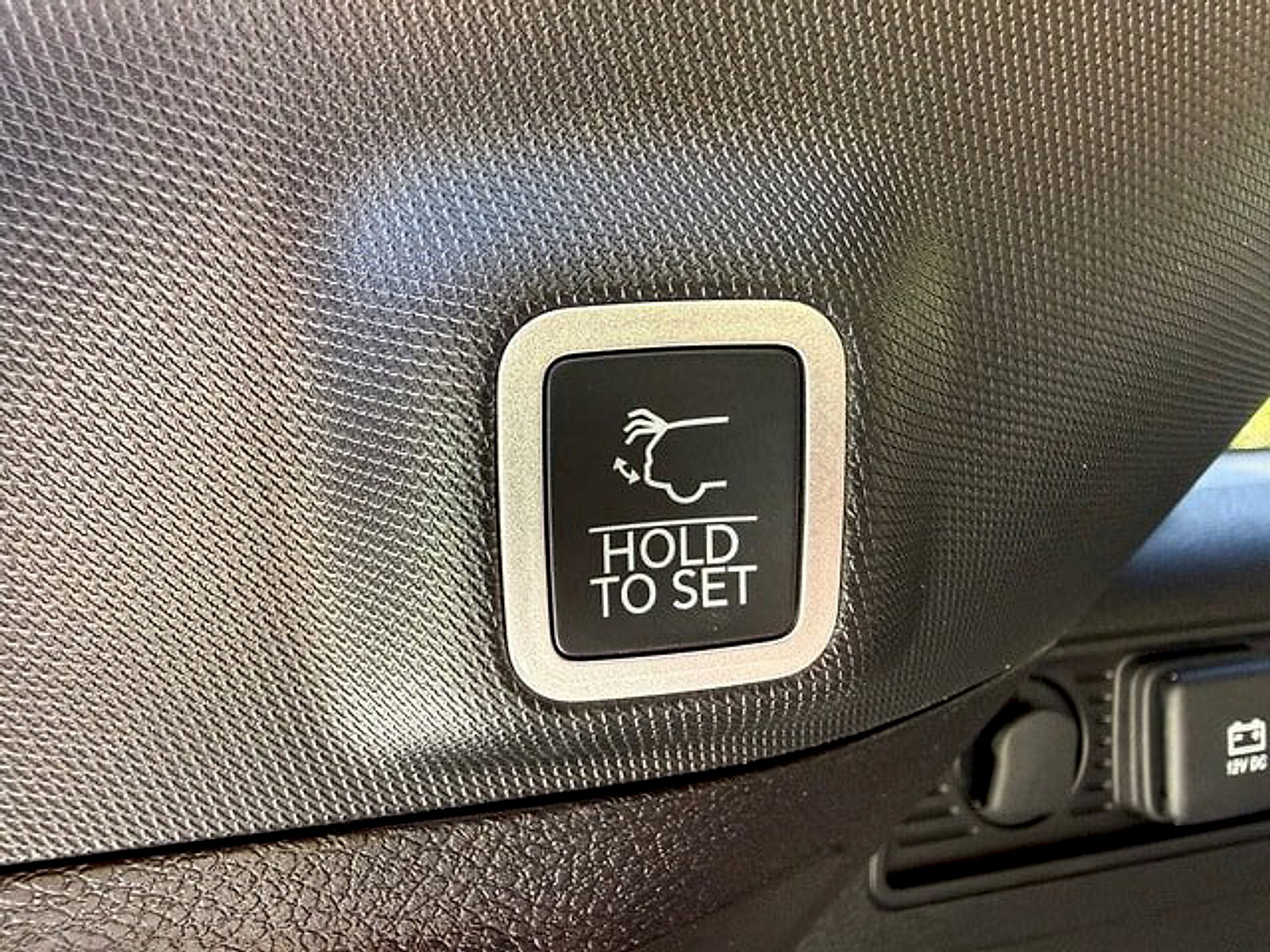 Used 2025 Jeep Grand Cherokee Altitude AWD/4WD image 16
