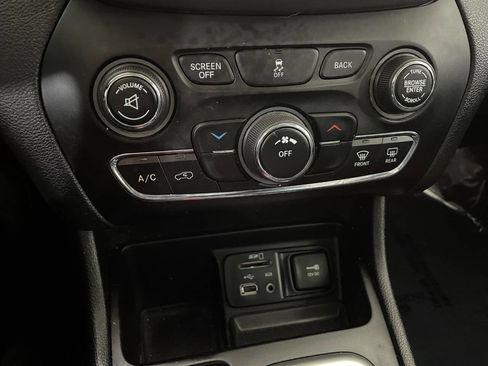 Used 2018 Jeep Cherokee Latitude Plus image 39