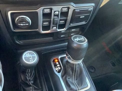 Used 2018 Jeep Wrangler Unlimited Sahara AWD/4WD image 4