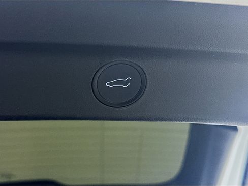 Used 2022 Tesla Model Y Long Range AWD/4WD image 31