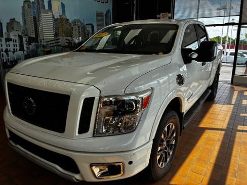 Used 2017 Nissan Titan PRO-4X w/ Pro-4x Convenience Package AWD/4WD image 1