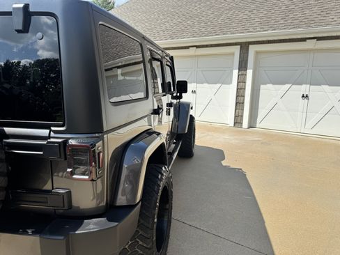 Used 2018 Jeep Wrangler Unlimited Sahara w/ Connectivity Group AWD/4WD image 38