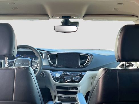 Used 2024 Chrysler Pacifica Touring-L FWD image 20