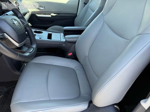 Used 2024 Toyota Sienna XLE FWD image 14