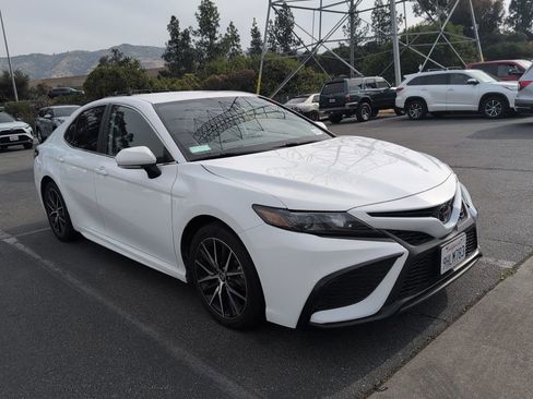 Used 2023 Toyota Camry SE image 3
