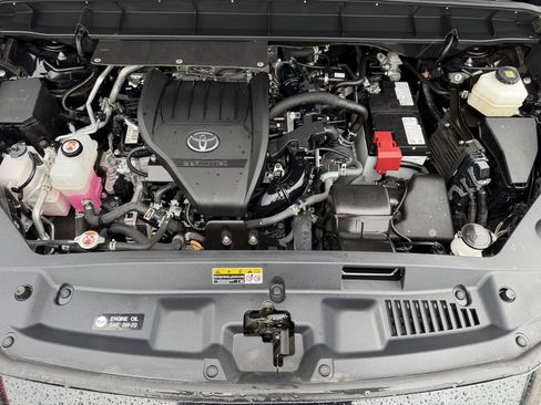 Used 2024 Toyota Highlander LE FWD image 31