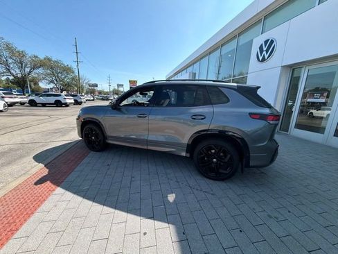 Used 2025 Volkswagen Tiguan SE R-Line AWD/4WD image 9