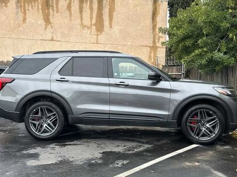 Certified 2025 Ford Explorer ST-Line w/ ST-Line Street Pack image 7