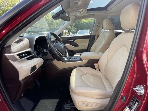 Used 2021 Toyota Highlander XLE AWD/4WD image 17