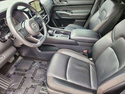 Used 2024 Nissan Pathfinder SL w/ Cargo Package FWD image 4