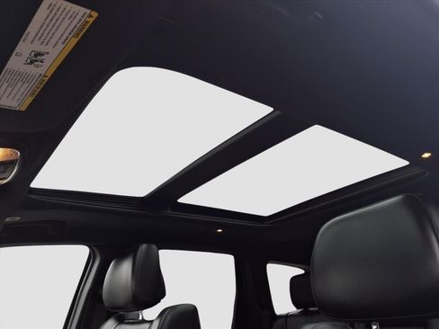 Used 2017 Jeep Grand Cherokee Limited w/ Luxury Group II image 31