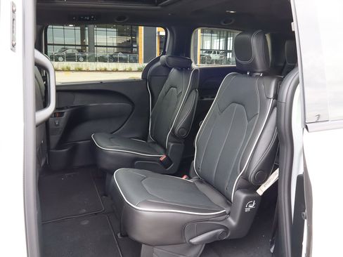 New 2026 Chrysler Pacifica Limited w/ S Appearance Package image 15