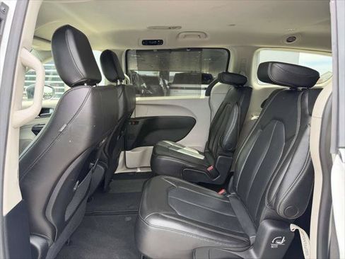 Used 2023 Chrysler Pacifica Touring-L FWD image 14