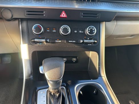 Used 2022 Kia Carnival LX image 17