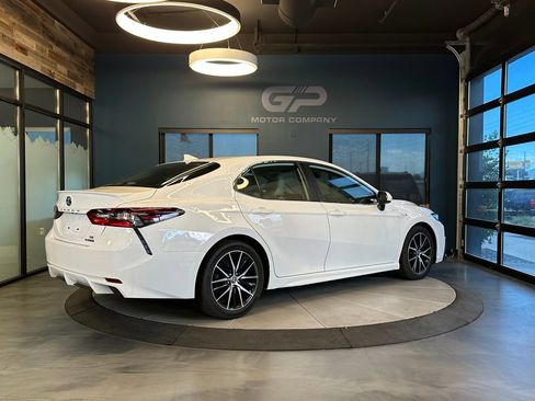 Used 2021 Toyota Camry SE FWD image 3