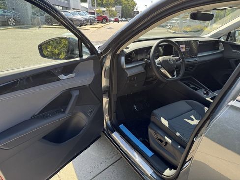 New 2025 Volkswagen Tiguan SE image 16