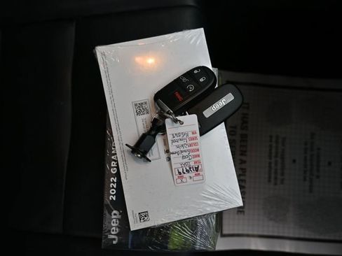 Used 2022 Jeep Grand Cherokee Limited image 12