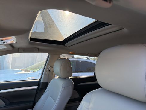 Used 2017 Toyota Highlander AWD V6 image 9