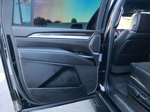 Used 2025 Cadillac Escalade ESV Premium Luxury AWD/4WD image 40