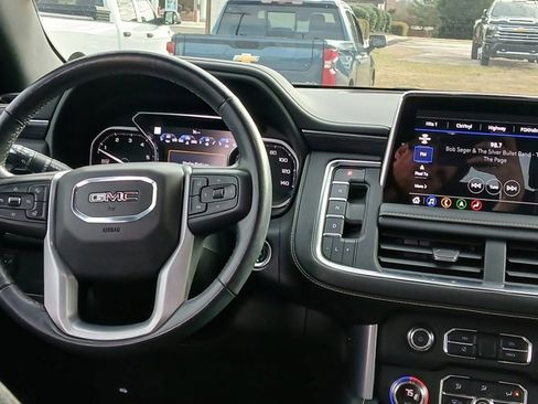 Used 2021 GMC Yukon XL SLT w/ SLT Premium Package image 10