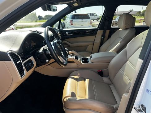 Used 2022 Porsche Cayenne Platinum Edition image 21
